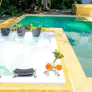 luxury-villa-in-aguacatala.colombiamedellinhotels.com/